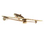 A VINTAGE HALLMARKED 9ct GOLD FISHING ROD BAR BROOCH WITH AN ENAMELLED LEAPING SALMON. LENGTH 6.