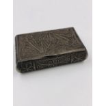 AN EASTERN SILVER FILIGREE WORK BOX WITH HINGED LID. UNHALLMARKED, ASSESSED AS 940 SILVER.