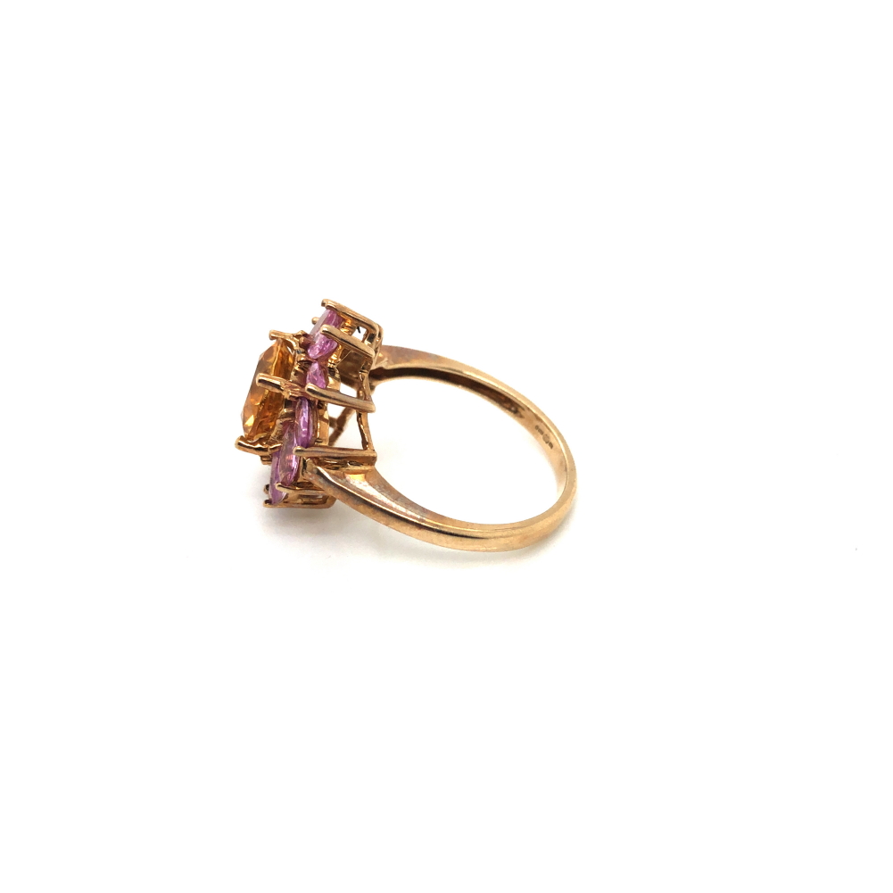 A 9ct HALLMARKED GOLD GEMSET FOLIATE STYLE RING. FINGER SIZE O. WEIGHT 4.42grms. - Image 4 of 4