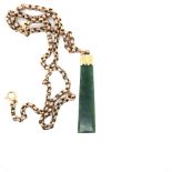 A VINTAGE BELCHER CHAIN AND GREEN HARDSTONE PENDANT. BOTH UNHALLMARKED, ASSESSED AS 9ct GOLD AND 9ct
