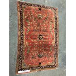 AN ANTIQUE PERSIAN SAROUK RUG. 198 x 129cms