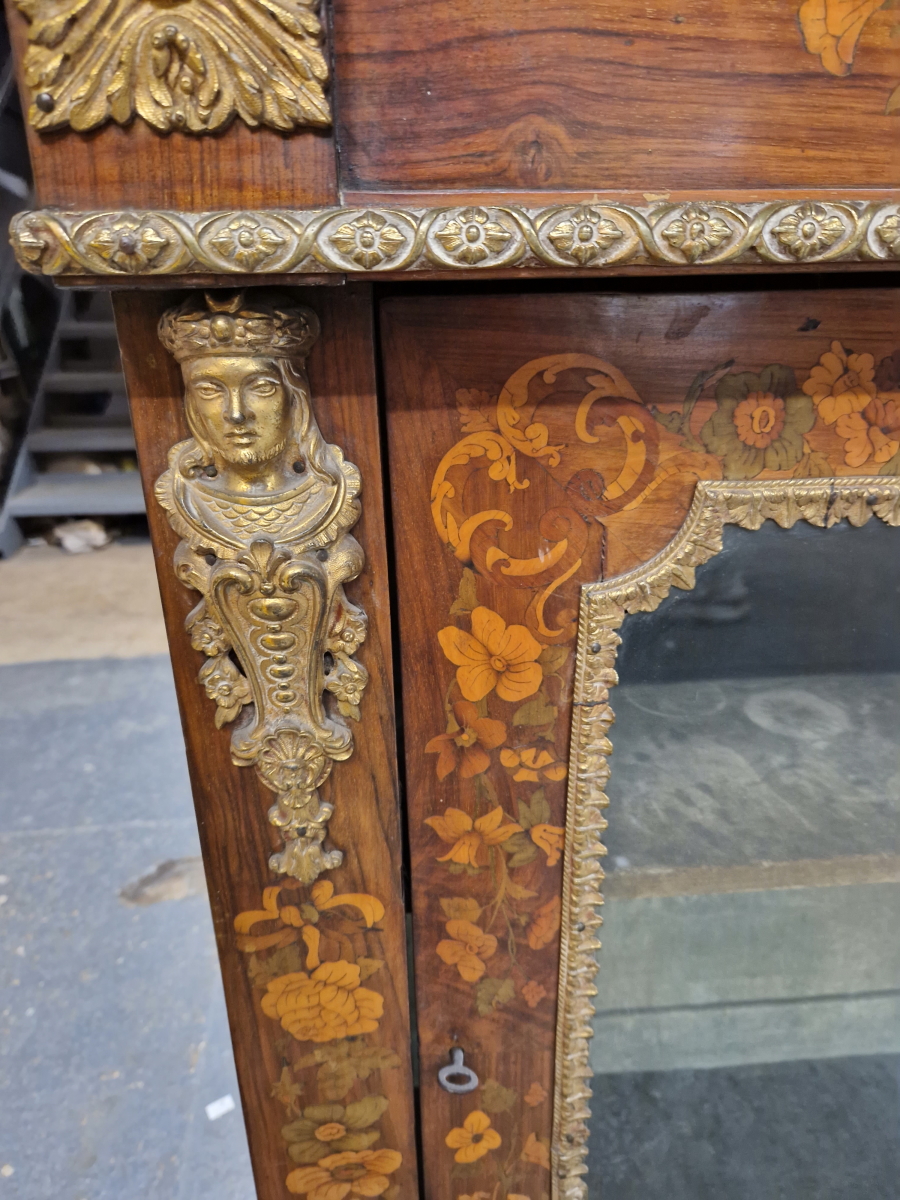 A 19th C. FLORAL MARQUETRIED MAHOGANY DISPLAY CABINET ORMOLU MOUNTED WITH ROSETTES AND FOLIAGE. W 79 - Image 5 of 6