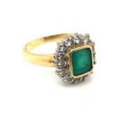 AN 18ct HALLMARKED GOLD EMERALD AND DIAMOND RING. DATED 1999, LONDON. APPROX EMERALD MEASUREMENTS