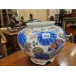 AN EARLY 20th C. JAPANESE IMARI JAR PAINTED WITH FLOWERS, BLUE LEAVES AND WITH ROUNDELS, SEAL