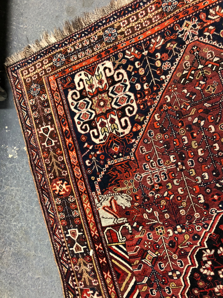 AN ANTIQUE PERSIAN SHIRAZ RUG. 260 x 172cms - Image 4 of 7