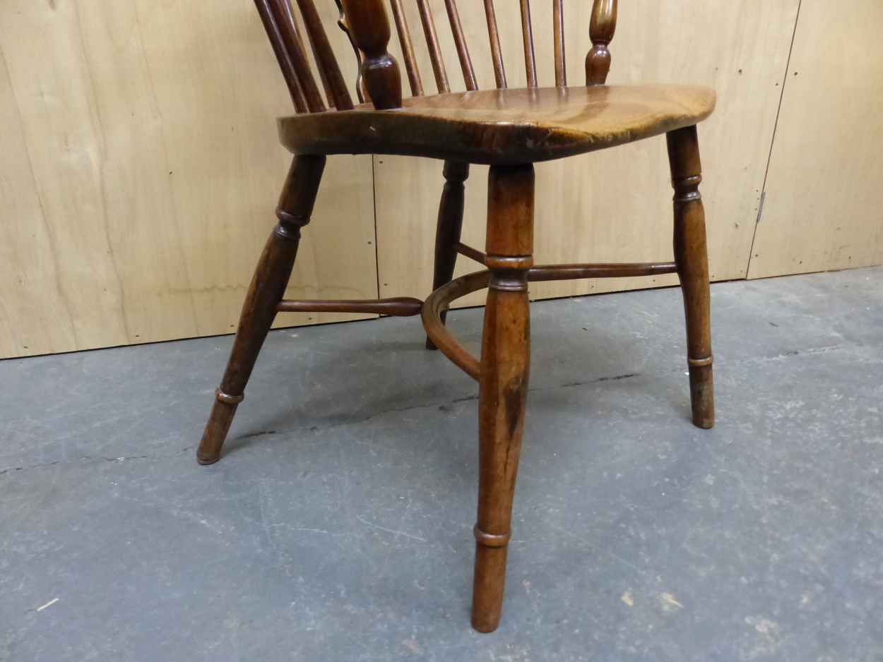 AN 19th CENTURY OAK AND ELM LOW BACKED WINDSOR CHAIR WITH CRINOLINE STRETCHER - Image 5 of 5