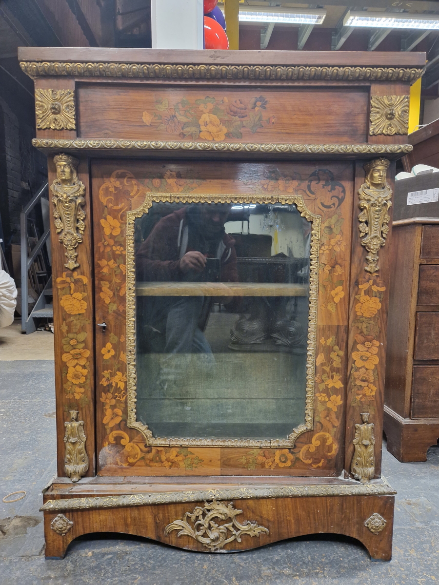 A 19th C. FLORAL MARQUETRIED MAHOGANY DISPLAY CABINET ORMOLU MOUNTED WITH ROSETTES AND FOLIAGE. W 79 - Image 2 of 6