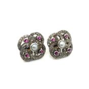A PAIR OF VINTAGE ANGLO-INDIAN DIAMOND, RUBY AND PEARL STUD EARRINGS. UNHALLMARKED, ASSESSED AS