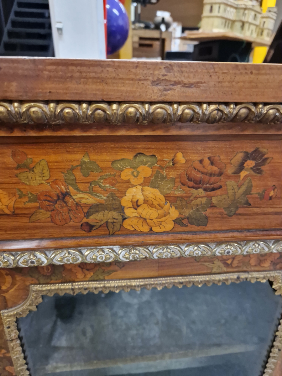 A 19th C. FLORAL MARQUETRIED MAHOGANY DISPLAY CABINET ORMOLU MOUNTED WITH ROSETTES AND FOLIAGE. W 79 - Image 4 of 6