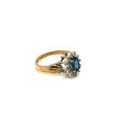 A 9ct HALLMARKED GOLD GEMSET CLUSTER RING. FINGER SIZE L. WEIGHT 3.3grms.