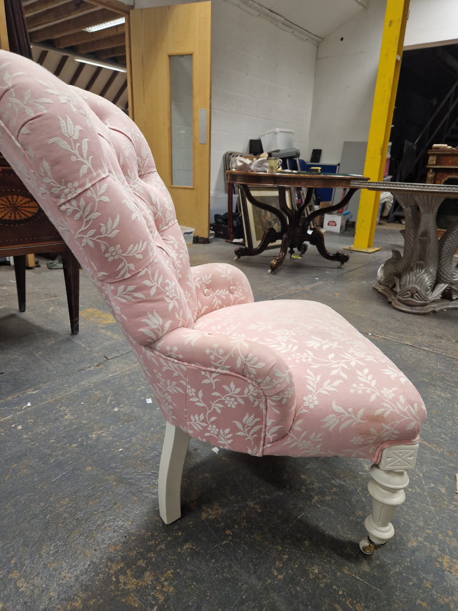 A 19th C. NURSING CHAIR BUTTON UPHOLSTERED IN PINK GROUND MATERIAL WITH WHITE FLORAL PATTERNING, THE - Image 4 of 4