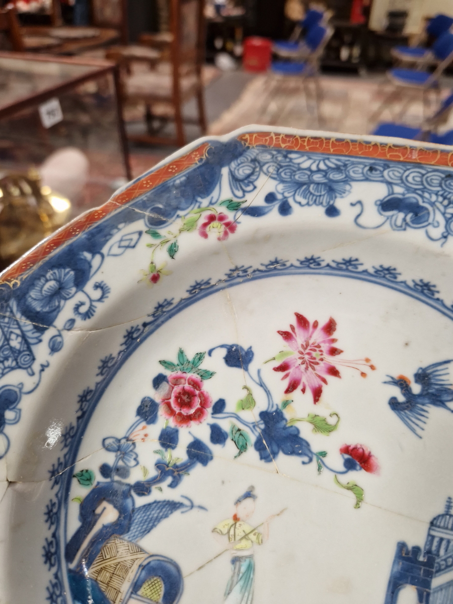 SIX LATE 18th C CHINESE SOUP PLATES PAINTED IN UNDERGLAZE BLUE AND FAMILLE ROSE WITH A LADY - Image 23 of 29