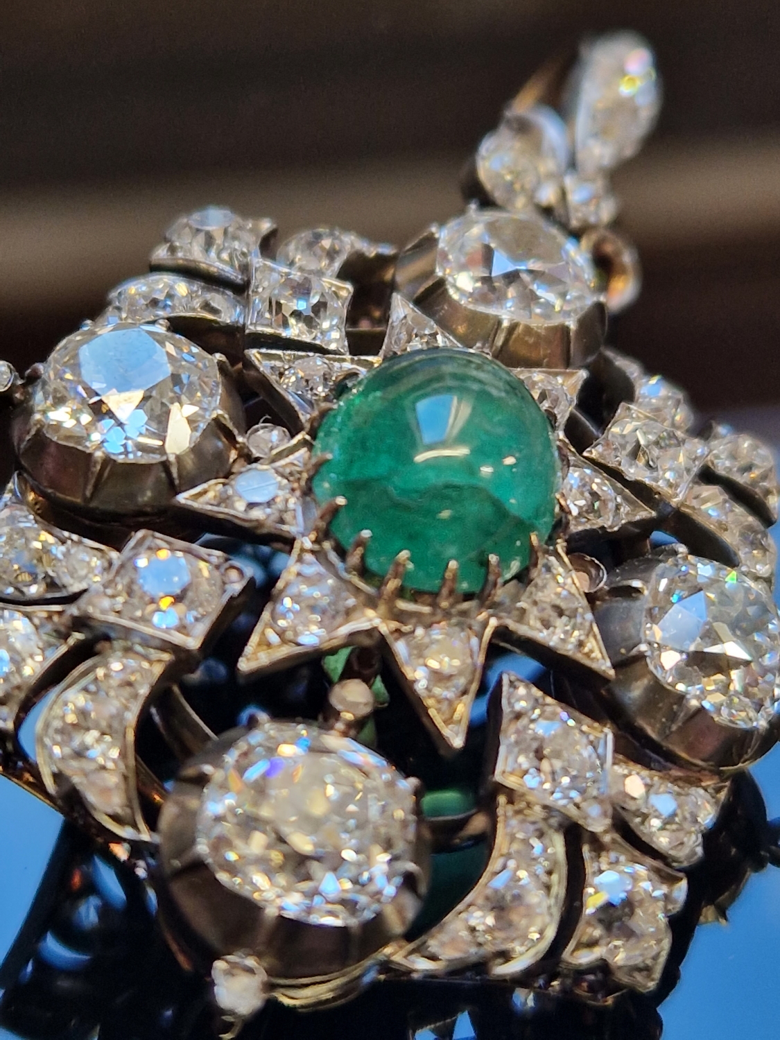 AN ANTIQUE OLD CUT DIAMOND AND EMERALD PENDANT BROOCH. THE PENDANT CENTRED WITH AN OVAL CABOCHON - Image 4 of 9