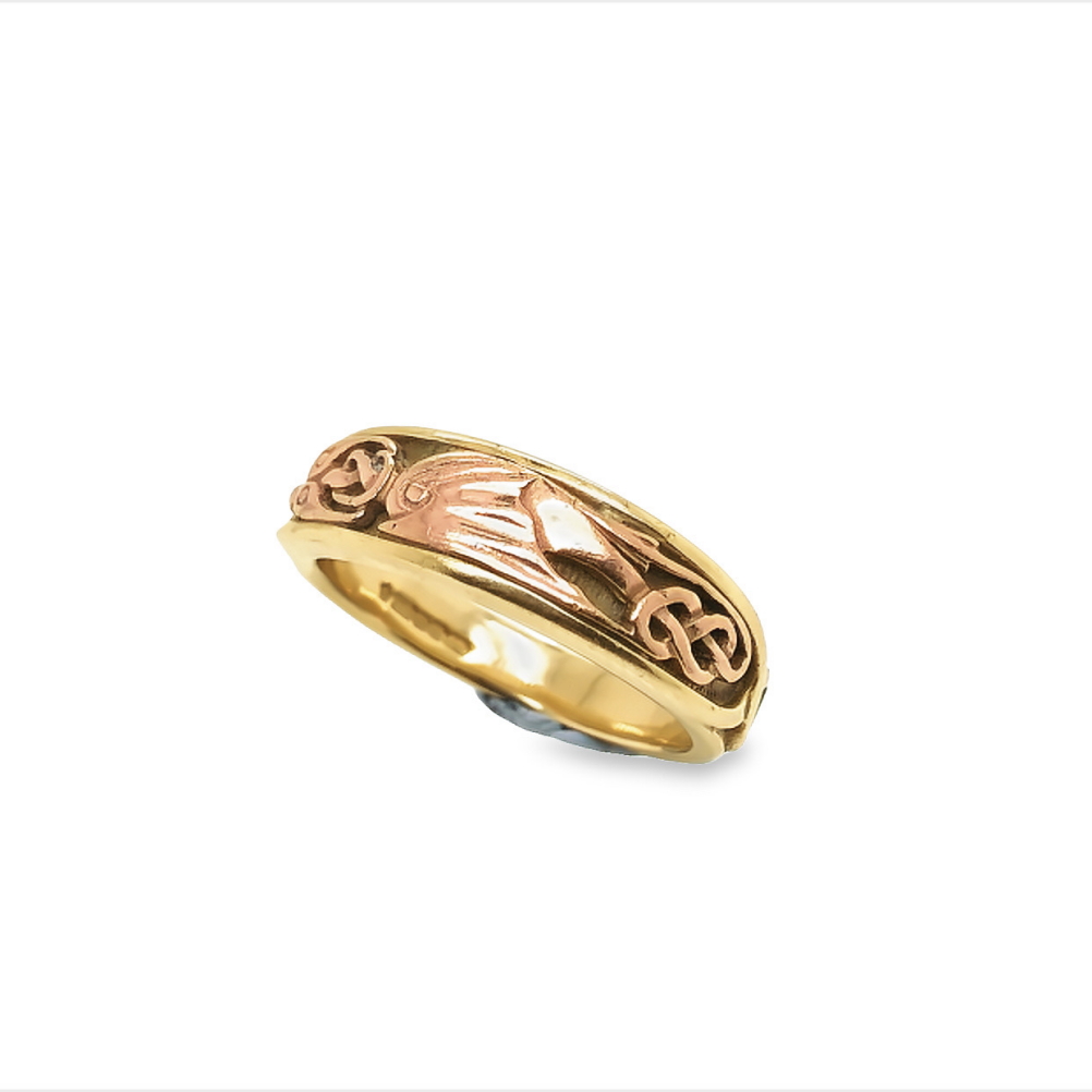 A CLOGAU WELSH 9ct HALLMARKED GOLD DRAGON WING SIGNET TYPE RING. FINGER SIZE S. WEIGHT 7.56grms.