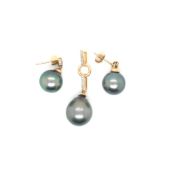 A 9ct HALLMARKED GOLD BLACK TAHITIAN PEARL AND CUBIC ZIRCONIA PENDANT TOGETHER WITH A PAIR OF