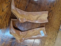 A PAIR OF KNEE LENGTH BROWN JIMMY CHOO HIGH HEELED BOOTS (SIZE 39 1/2)