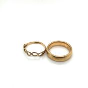 A 9ct HALLMARKED GOLD WEDDING BAND RING, FINGER SIZE P, TOGETHER WITH A 9ct HALMARKED OPEN WORK