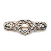 AN ANTIQUE DIAMOND BROOCH. UNHALLMARKED, ASSESSED AS PLATINUM OVER 15ct GOLD. APPROX ESTIMATED TOTAL