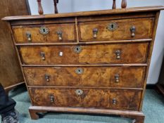 A GEORGIAN CROSS BANDED WALNUT CHEST OF TWO SHORT AND THREE LONG DRAWERS ON BRACKET FEET. W 97 x D