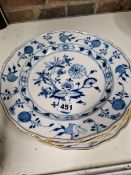FIVE MEISSEN BLUE AND WHITE ONION PATTERN DINNER PLATES. Dia. 24cms.