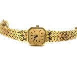 A LADIES 18ct HALLMARKED GOLD OMEGA WATCH ON A WOVEN 18ct GOLD BRACELET STRAP. DATED 1975, WITH