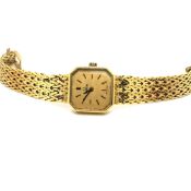 A LADIES 18ct HALLMARKED GOLD OMEGA WATCH ON A WOVEN 18ct GOLD BRACELET STRAP. DATED 1975, WITH