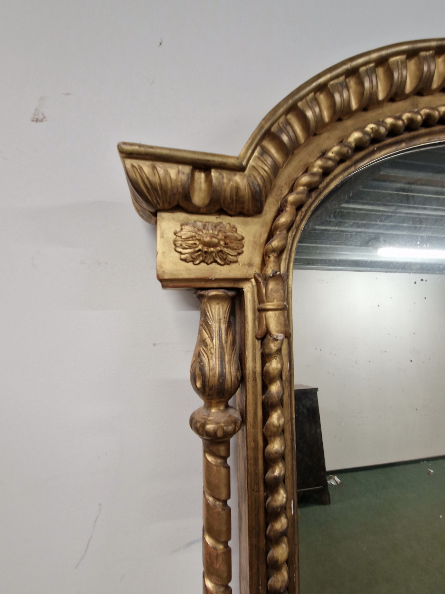 A VICTORIAN RECTANGULAR MIRROR WITH A ROUNDED TOP WITHIN A GILT FRAME WITH SPIRAL COLUMNS TO THE - Image 6 of 10