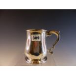 AN EARLY 18th C. SILVER BALUSTER PINT MUG BY THOMAS TEARLE, LONDON,328.3Gms.