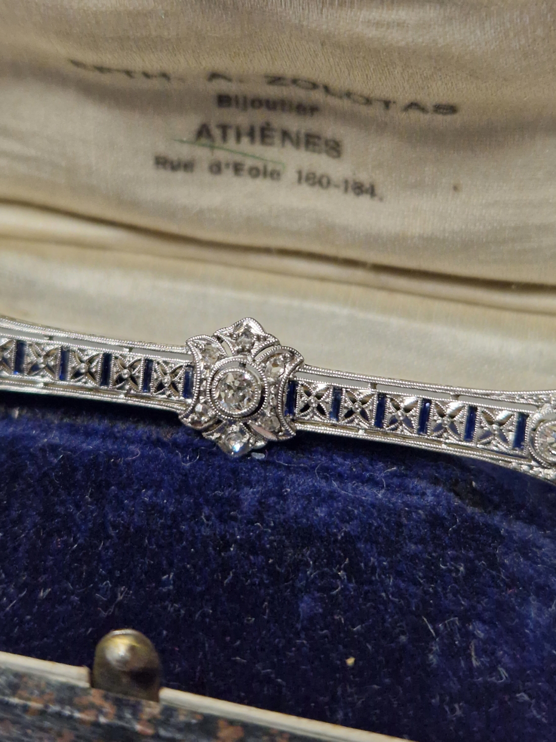 AN ANTIQUE SAPPHIRE AND DIAMOND BAR BROOCH IN PERIOD BOX. - Image 2 of 7