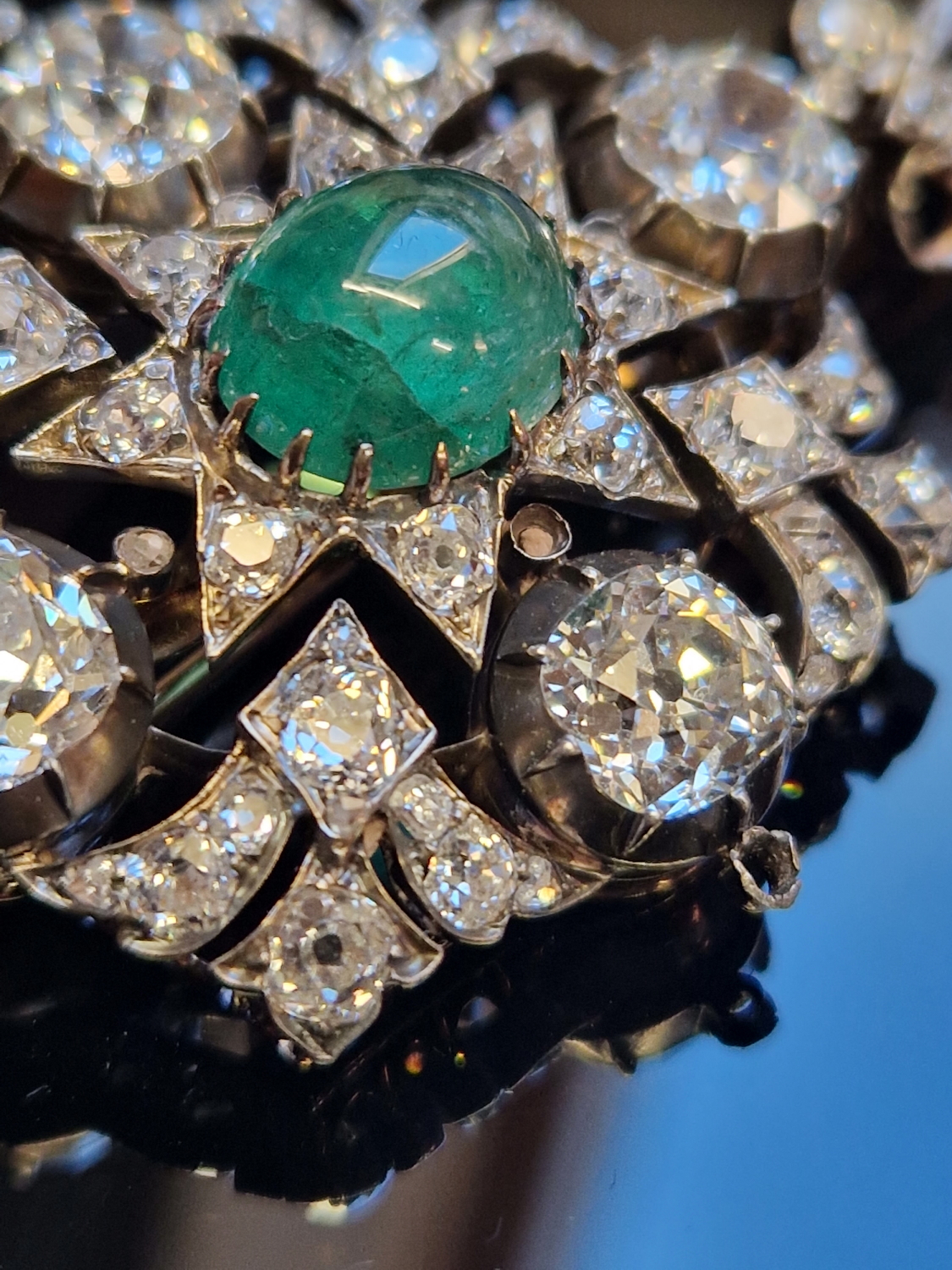 AN ANTIQUE OLD CUT DIAMOND AND EMERALD PENDANT BROOCH. THE PENDANT CENTRED WITH AN OVAL CABOCHON - Image 5 of 9