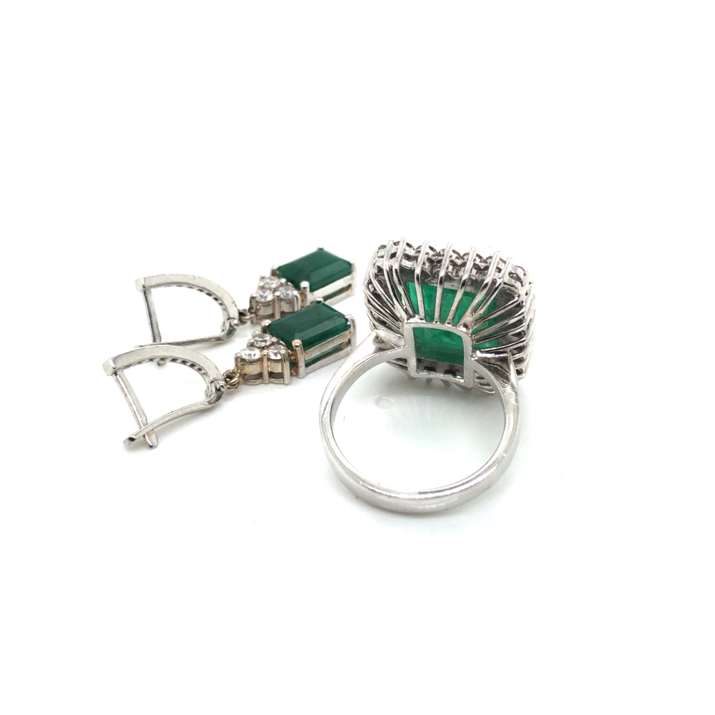 AN EMERALD AND DIAMOND LARGE COCKTAIL RING AND A PAIR OF SIMILAR EARRINGS. THE CENTRAL EMERALD STONE - Image 3 of 3