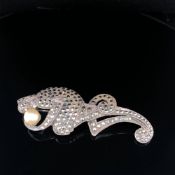 AN ANTIQUE ART DECO MARCASITE AND SILVER PRIMATE HOLDING A PEARL BALL BROOCH. UNHALLMARKED,