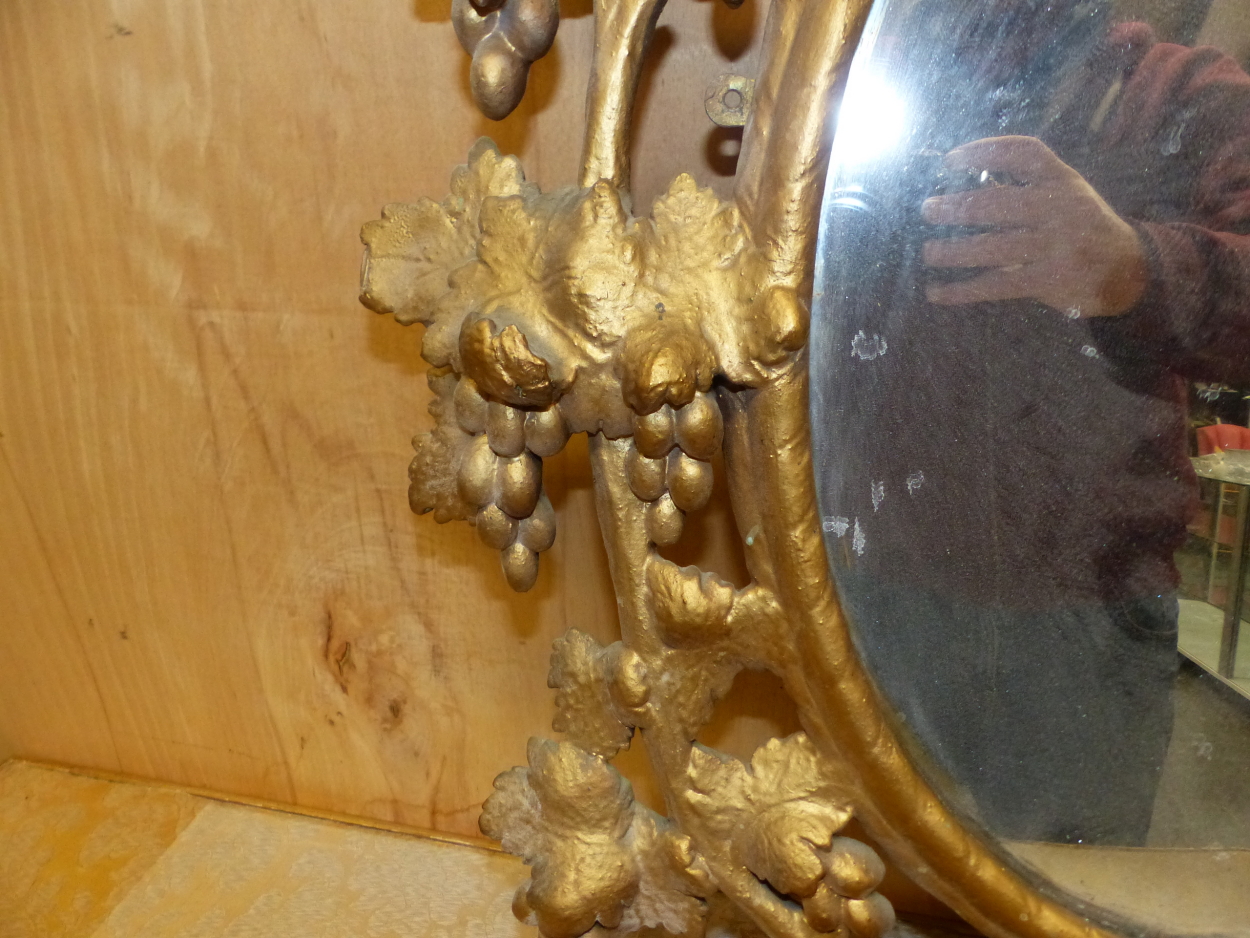 AN OVAL MIRROR IN A LATE 18th C. GILT FRAME PIERCED AND CARVED WITH GRAPE VINES. 95 x 64cms. - Image 4 of 12