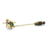 A VINTAGE GEMSET INSECT STICK PIN, THE BODY INSET WITH A SINGLE PEARL AND A OVAL CUT EMERALD.