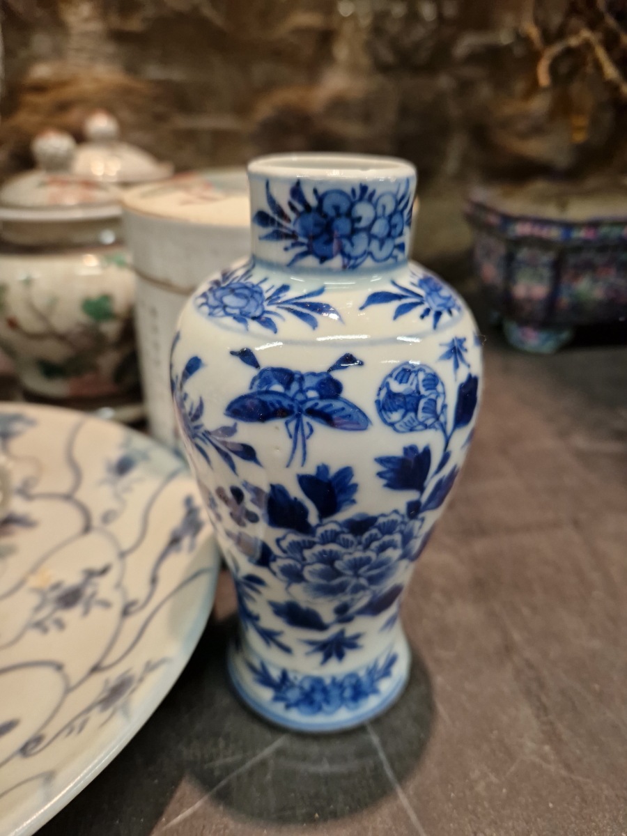 A COLLECTION OF CHINESE AND JAPANESE CERAMICS, TO INCLUDE: A BLUE AND WHITE VASE AS A TABLE LAMP, - Image 26 of 41