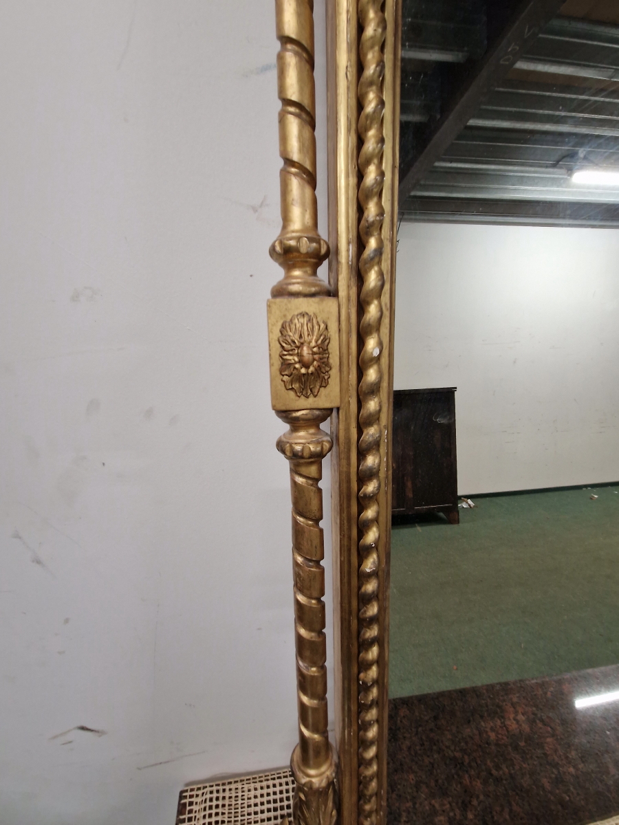 A VICTORIAN RECTANGULAR MIRROR WITH A ROUNDED TOP WITHIN A GILT FRAME WITH SPIRAL COLUMNS TO THE - Image 5 of 10