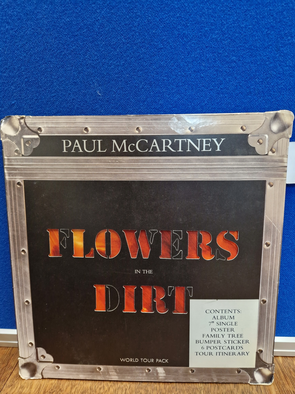 PAUL MCCARTNEY - FLOWERS IN THE DIRT TOUR PACK, PARLOPHONE PCSDX 106 INCLUDES: LP, ONE SIDED 7"