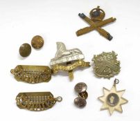 Small quantity of 20th century cap badges to include Machine Gun Corps, Lincolnshire Regiment,