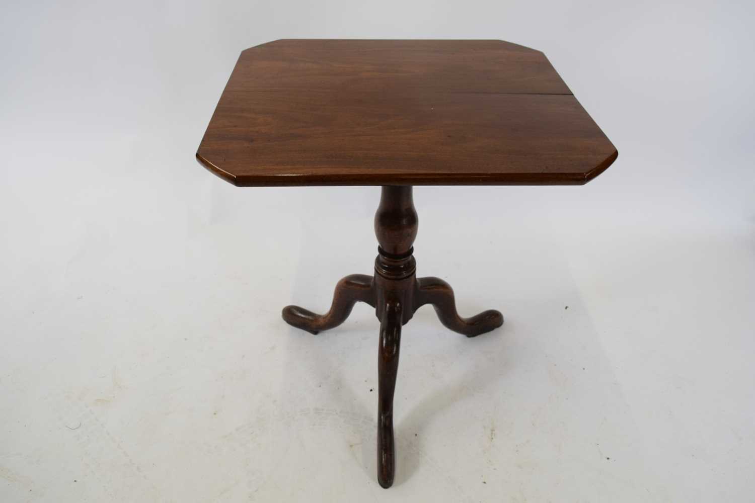 Georgian mahogany wine table with octagonal top over a turned pedestal and a tripod base, 59cm wide - Image 2 of 4