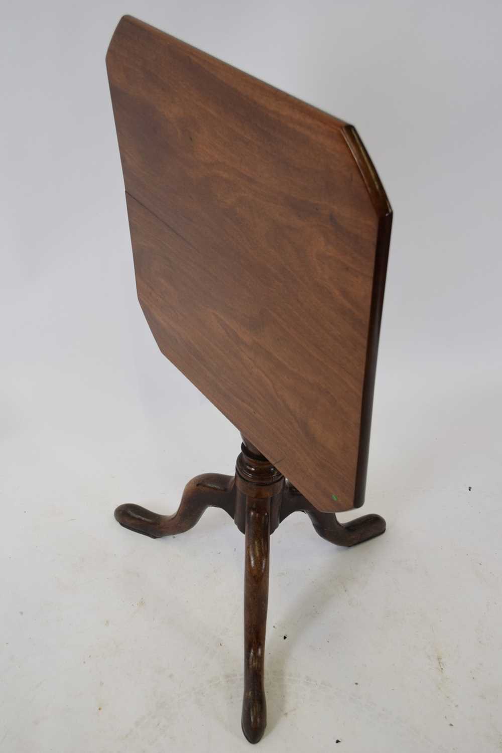 Georgian mahogany wine table with octagonal top over a turned pedestal and a tripod base, 59cm wide - Image 4 of 4