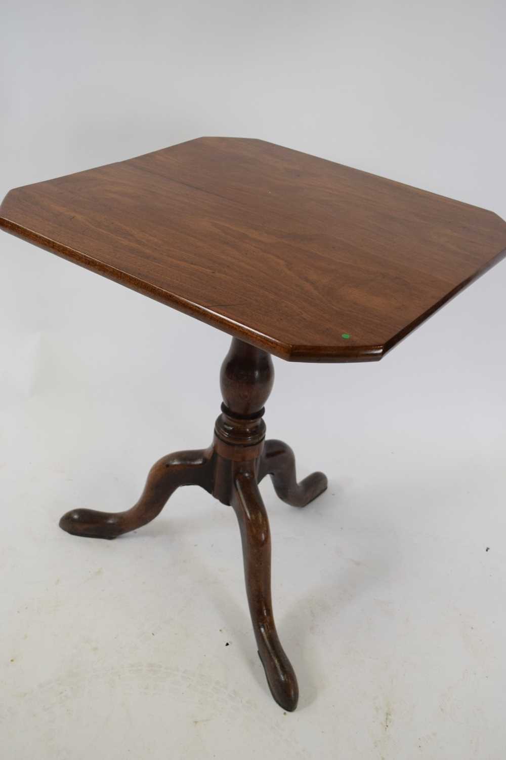Georgian mahogany wine table with octagonal top over a turned pedestal and a tripod base, 59cm wide