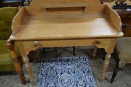 EARLY 20TH CENTURY PINE WASH STAND WITH GALLERIED BACK AND SINGLE DRAWER RAISED ON TURNED LEGS,