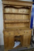 20TH CENTURY PINE DRESSER, SHELVED TOP OVER A BASE WITH THREE DRAWERS AND TWO DOORS, 118CM WIDE