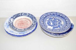 MIXED LOT VARIOUS 19TH CENTURY AND LATER BLUE AND WHITE PLATES TO INCLUDE THE SPODE BLUE ROOM