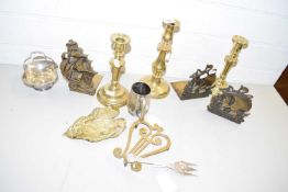 MIXED LOT: BRASS CANDLESTICKS, BRASS GALLEON SHAPED BOOKENDS AND OTHER ITEMS