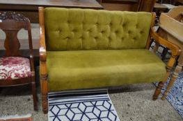 LATE VICTORIAN UPHOLSTERED SETTLE RAISED ON TURNED LEGS, 125CM WIDE