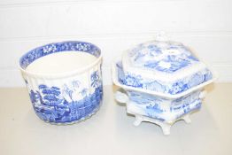 MIXED LOT COMPRISING A SPODE TOWER PATTERN JARDINIERE TOGETHER WITH A BLUE AND WHITE INDIAN TEMPLE