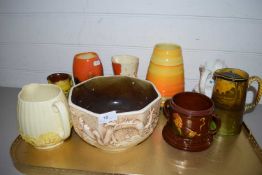 MIXED LOT: VARIOUS BRETBY AND SHELLEY ITEMS, SMALL IRONSTONE JUG, DOULTON KINGSWARE JAR ETC