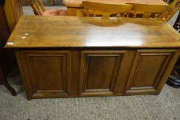 EARLY 20TH CENTURY OAK BLANKET BOX OR COFFER WITH PANELLED FRONT, 147CM WIDE