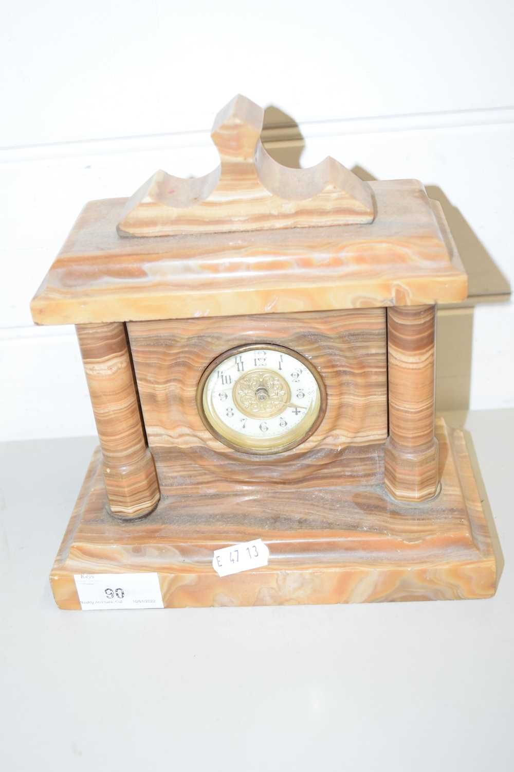 LATE 19TH/EARLY 20TH CENTURY MANTEL CLOCK IN BROWN VEINED MARBLE CASE